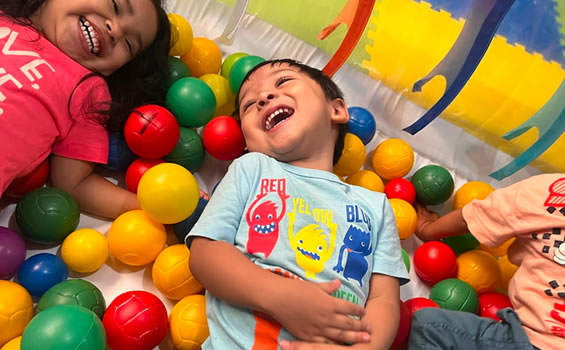 Maestra acompañando de forma personalizada a niño de preescolar
