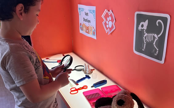 Niños de preescolar aprendiendo inglés con canciones y juegos