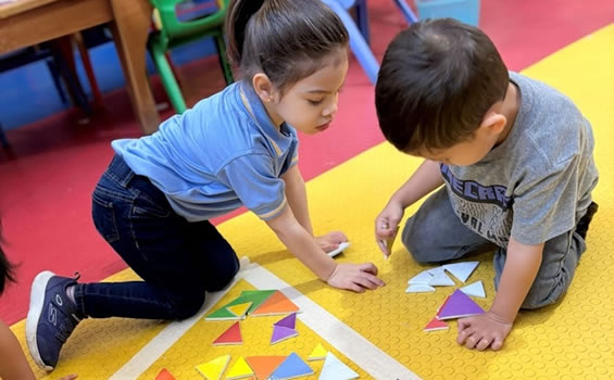 Grupo pequeño de preprimaria con atención personalizada