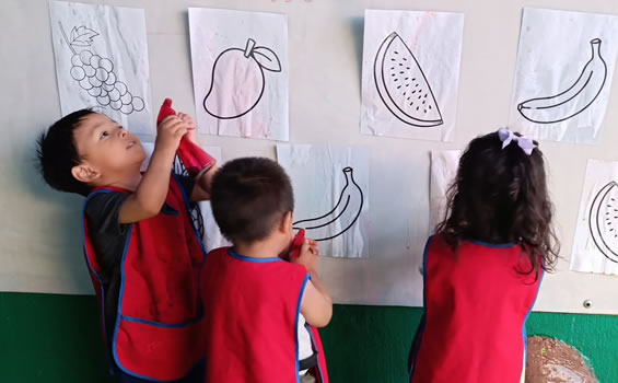 Niño en etapa maternal adaptándose al ambiente escolar
