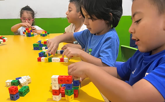 Niños de pre-kínder desarrollando pensamiento crítico